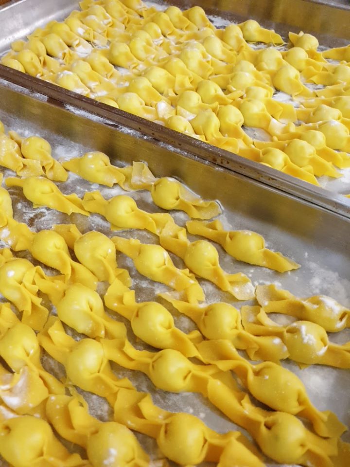 Caramelle di pasta fresca ripiene di mozzarella