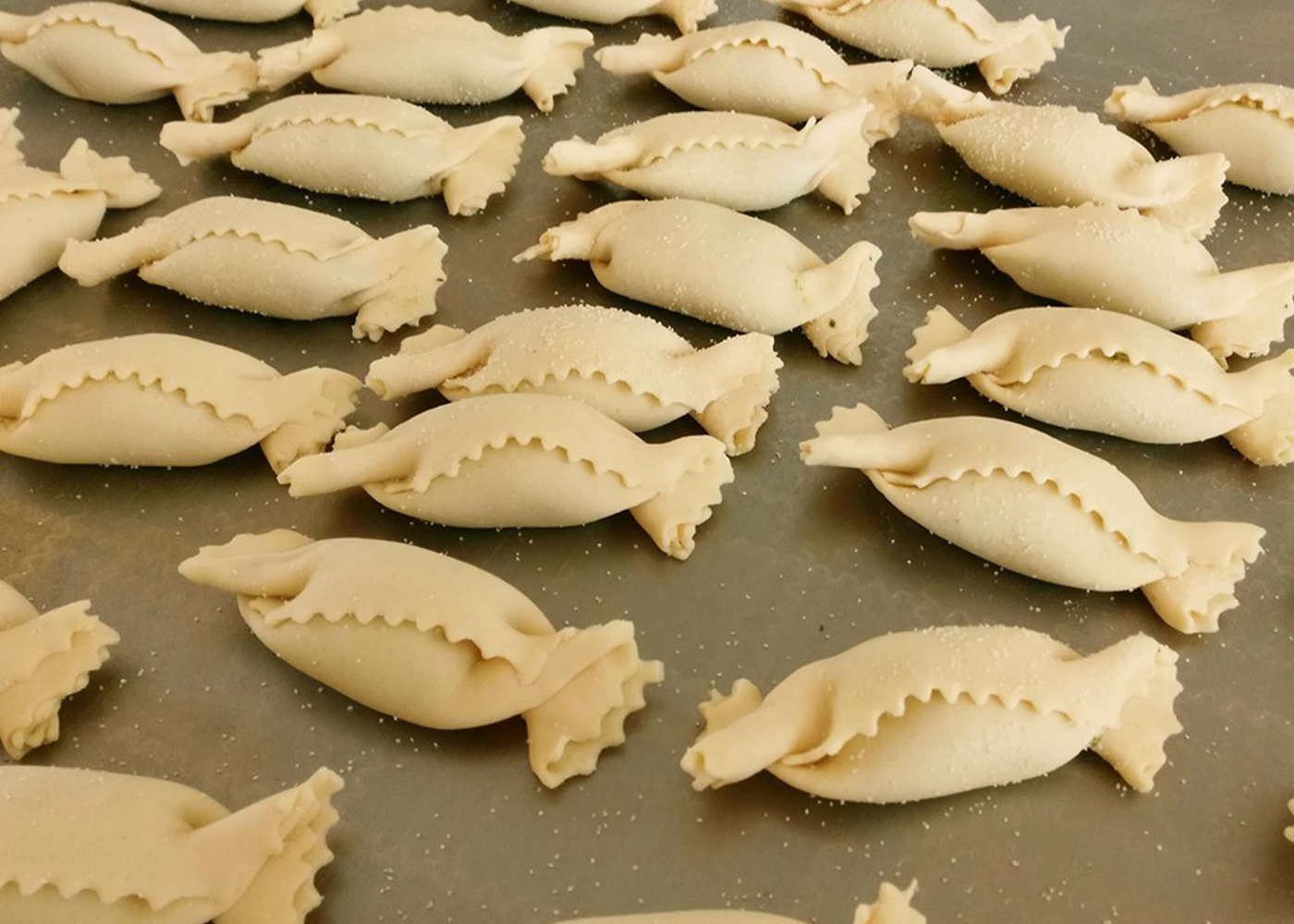 Caramelle di pasta fresca ripiene di mozzarella