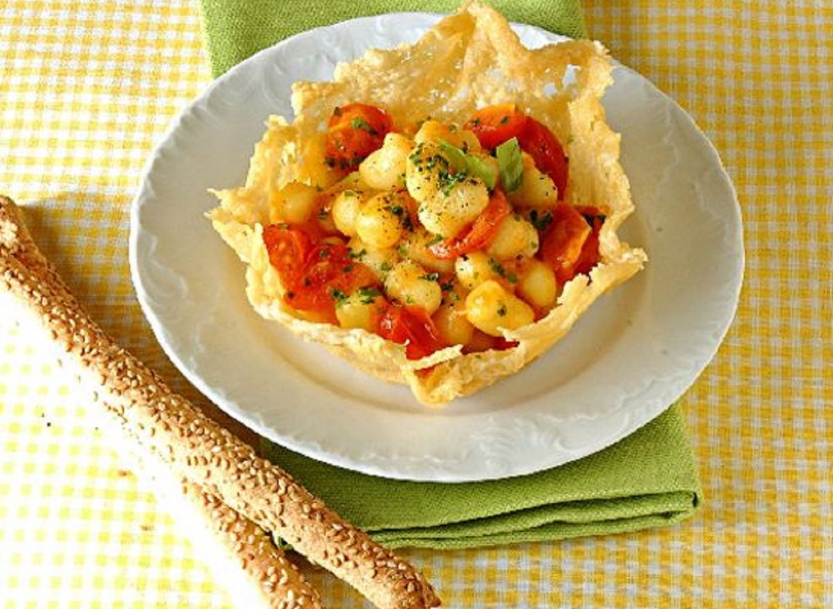 cestini di parmigiano con salmone e rucola 