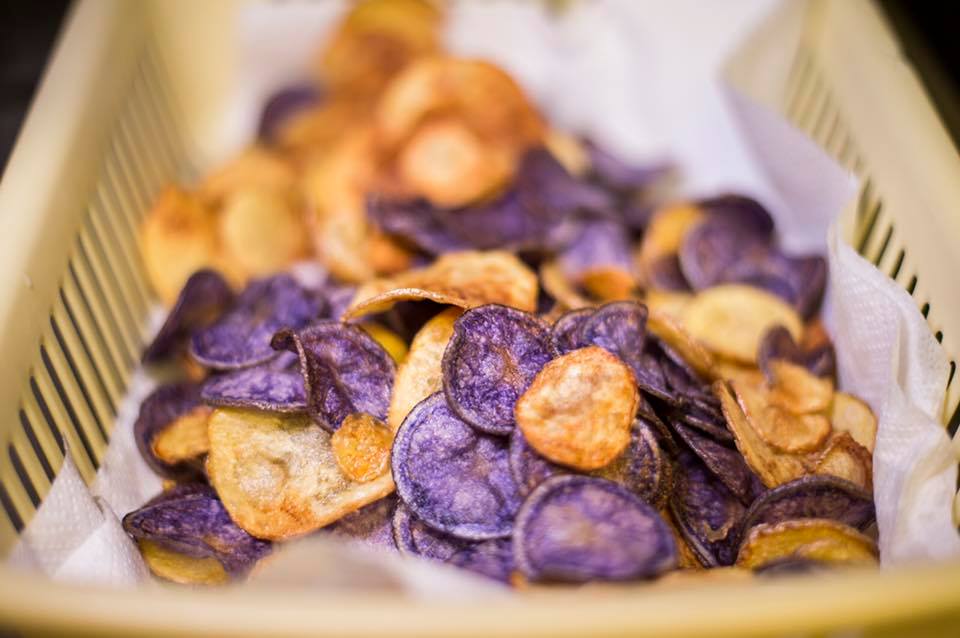 Chips di patate viola fritte