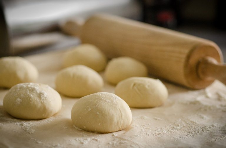 come stendere la pizza fatta in casa