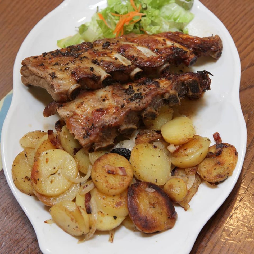 Costine di maiale al forno con patate e funghi