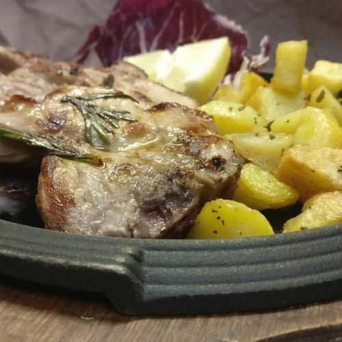 Costine di maiale al forno con patate e funghi