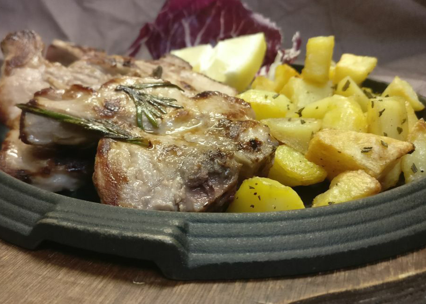 Costine di maiale al forno con patate e funghi