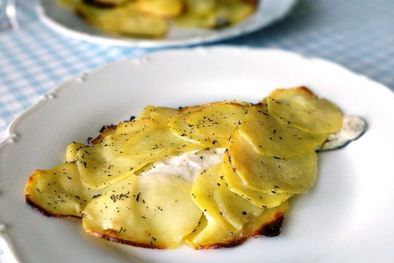 filetti di orata in crosta di patate al forno