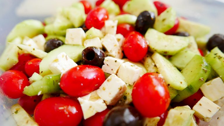 Insalata greca con feta e cetrioli ricetta