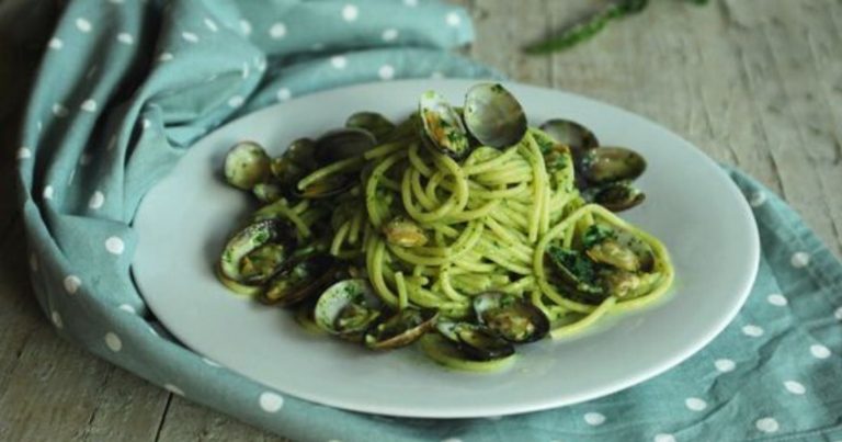 Spaghetti al pesto e vongole surgelate