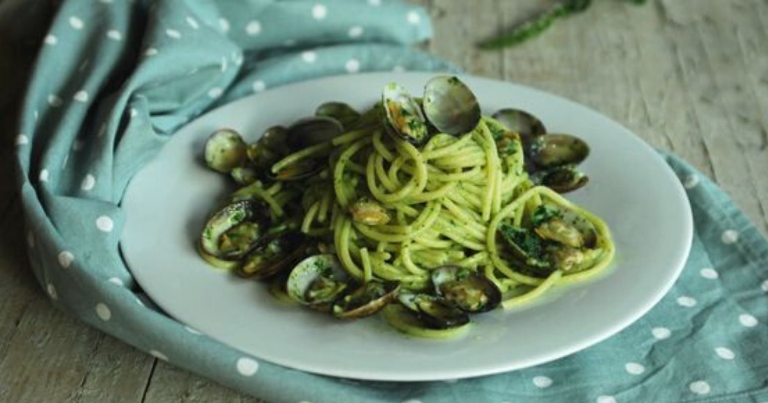 Spaghetti al pesto e vongole surgelate