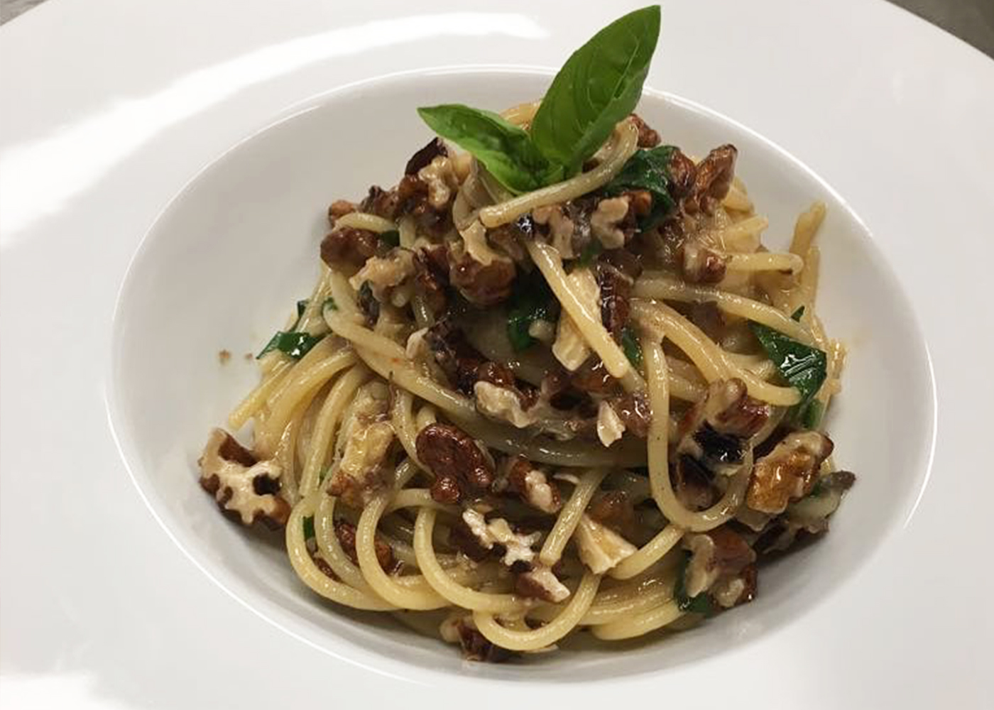 Spaghetti alici e noci e pangrattato