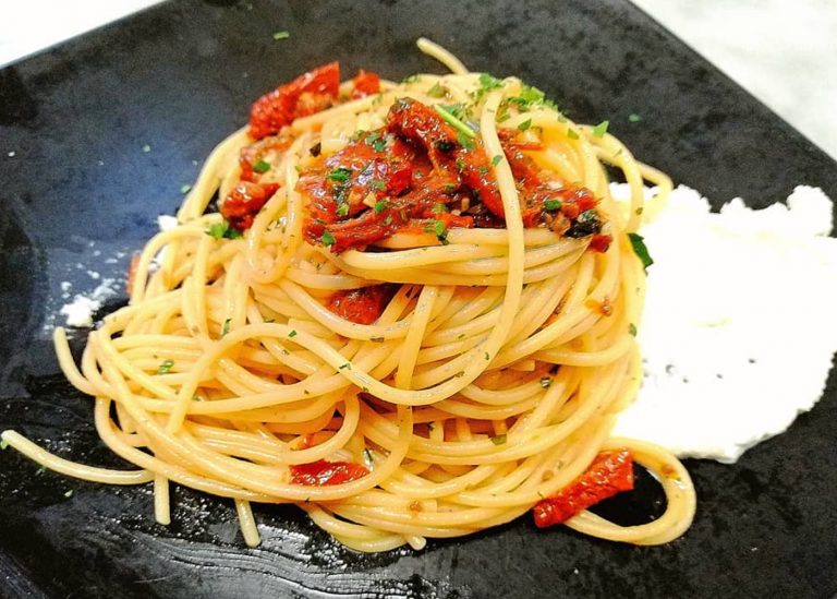 Spaghetti burrata e pomodori secchi