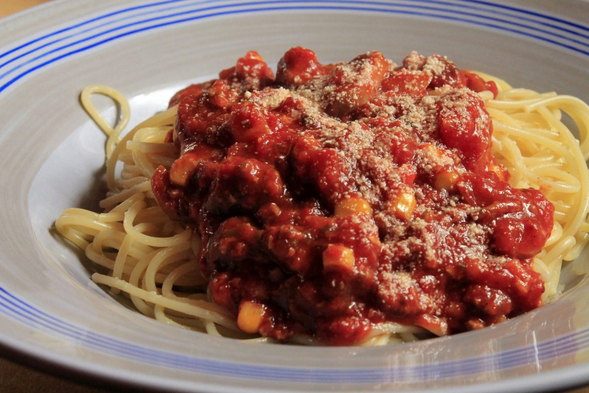 Spaghetti con tonno alla bolognese ricetta