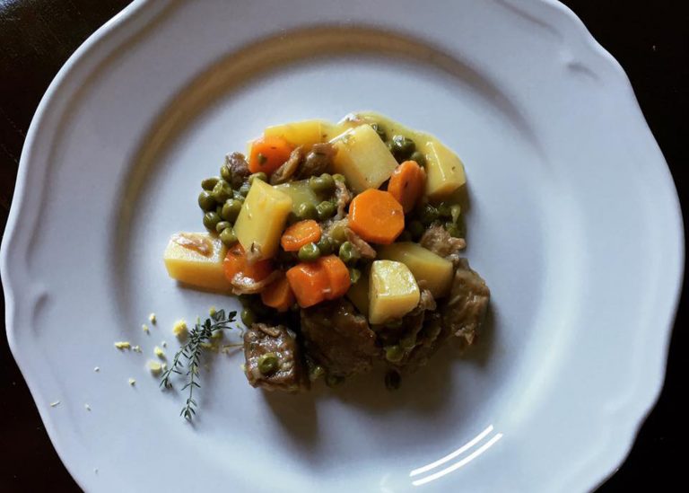 Spezzatino di seitan con patate e piselli