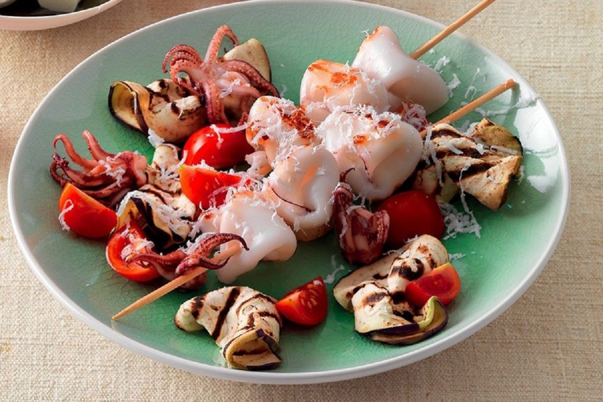 Spiedini di pesce al forno con patate 