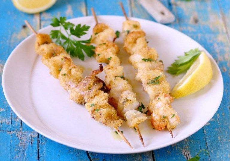 Spiedini di pesce al forno con patate