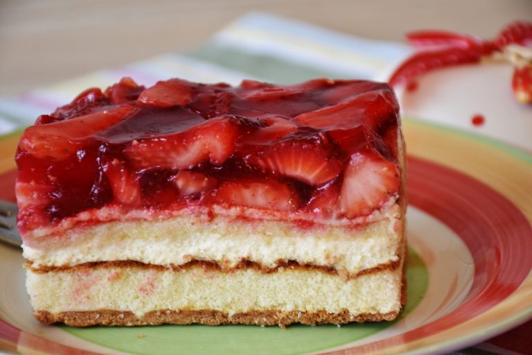 torta di fragole con mousse cioccolato bianco e mascarpone