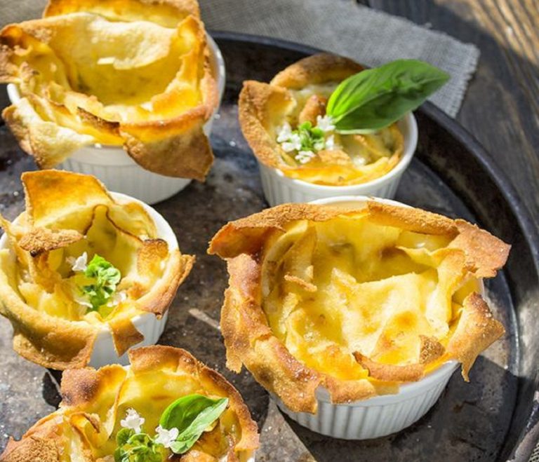 cestini di pane con stracchino e basilico greco