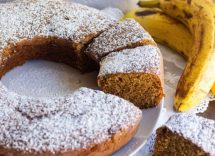 Ciambellone con yogurt alla banana e cioccolato