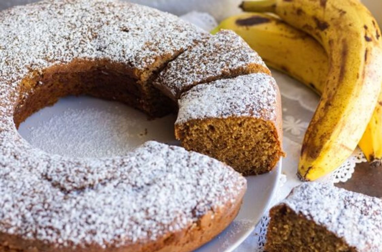 Ciambellone con yogurt alla banana e cioccolato