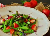 Curry di asparagi e fave con fragole