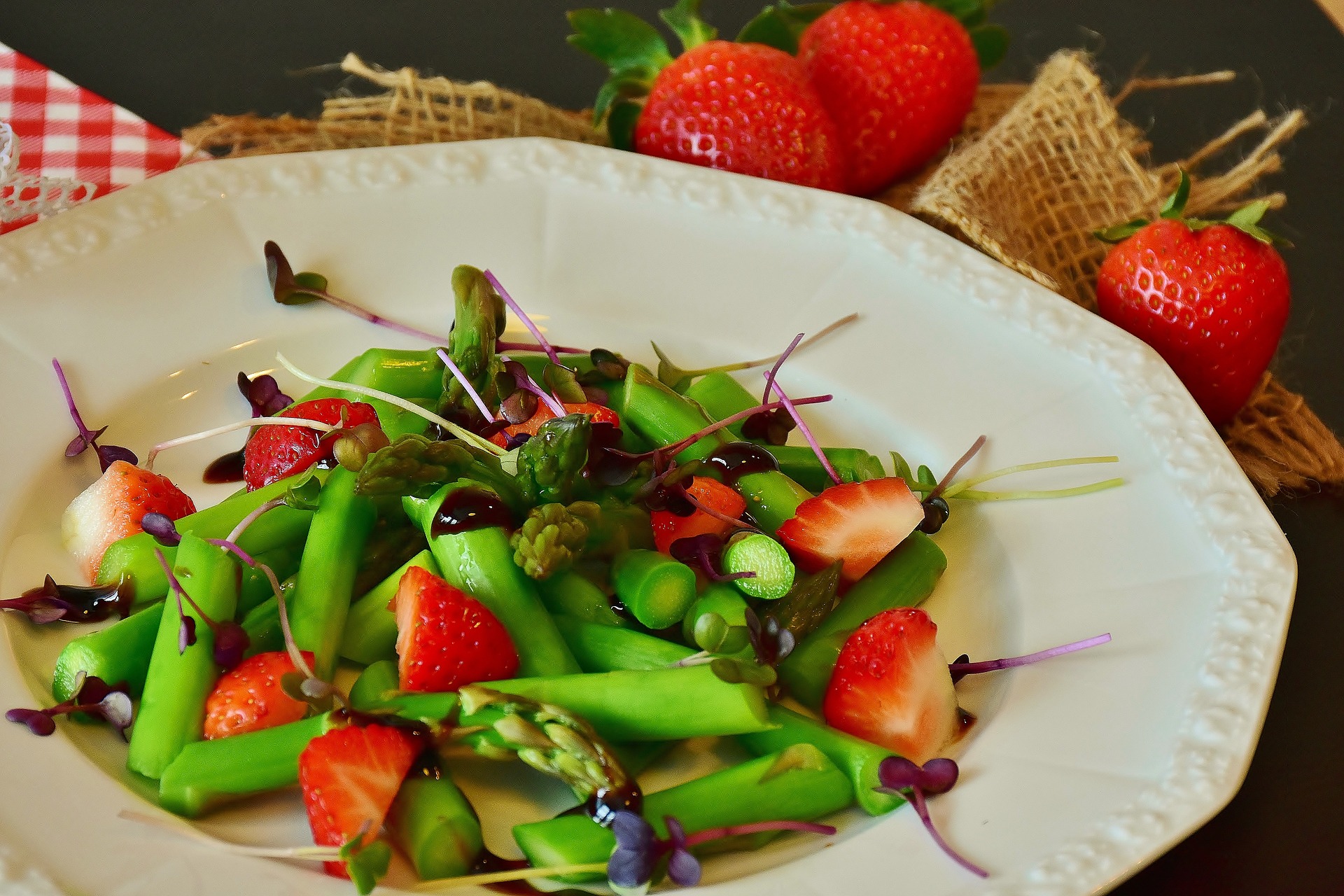 Curry di asparagi e fave con fragole