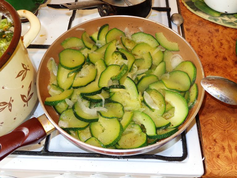 Frittata di zucchine senza uova in padella