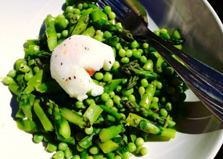 Insalata di piselli e asparagi