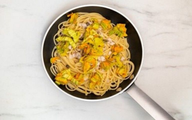 Linguine con fiori di zucca