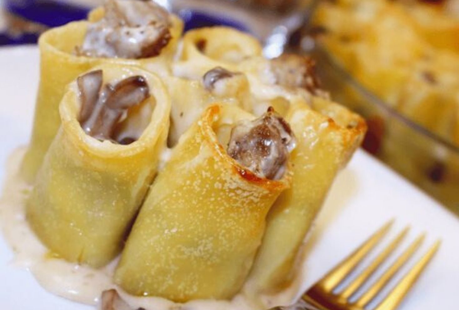 paccheri ripieni con funghi e salsiccia