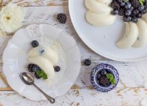 Panna cotta con cioccolato bianco, more e mirtilli