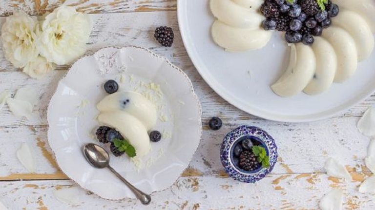 Panna cotta con cioccolato bianco, more e mirtilli