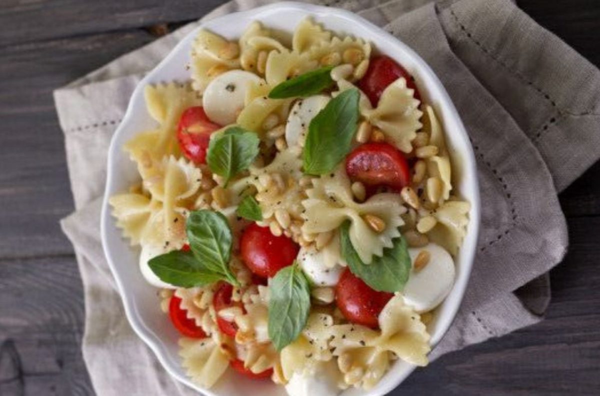 Pasta fredda con tofu, pomodoro e basilico