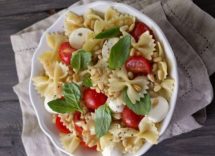 Pasta fredda con tofu, pomodoro e basilico