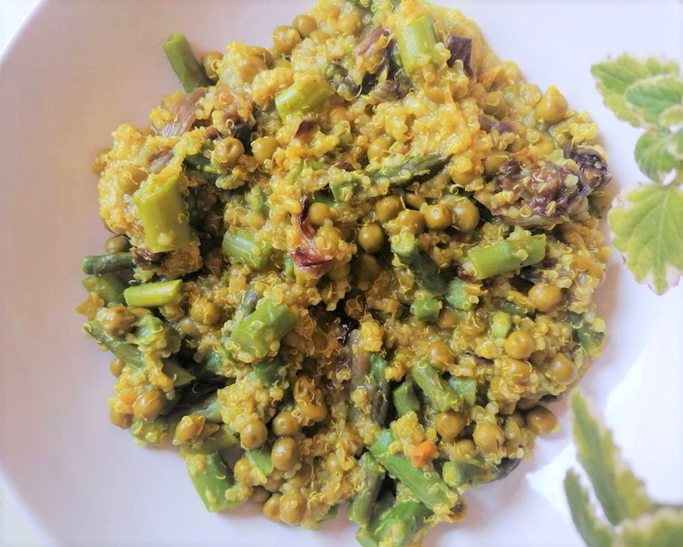 Quinoa con piselli, fagiolini e tofu