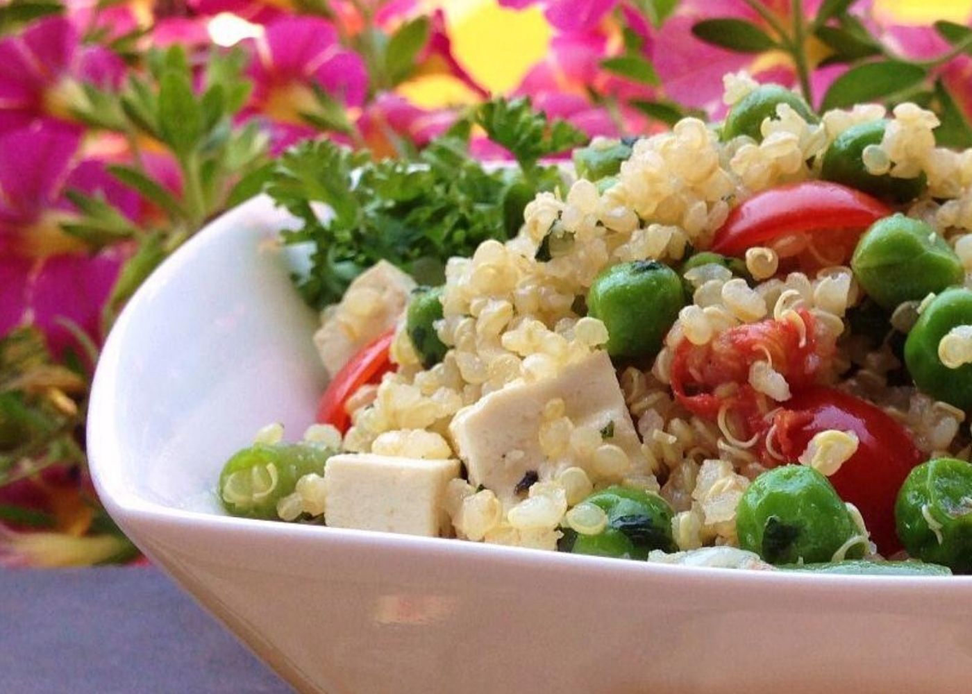 Quinoa con piselli, fagiolini e tofu