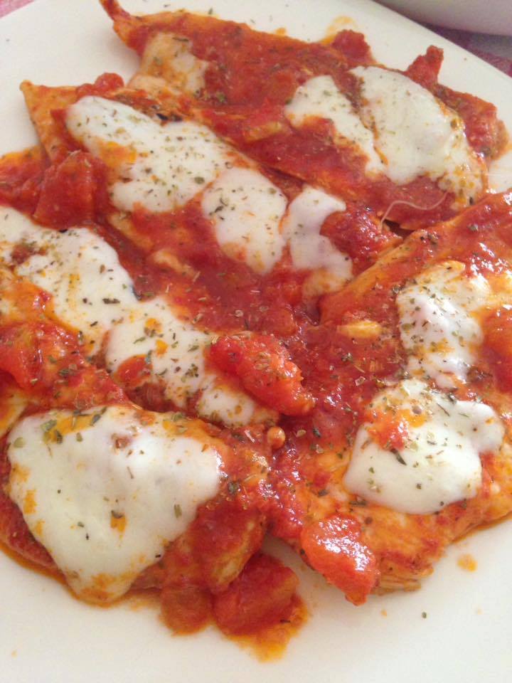 Scaloppine di pollo al forno con pomodori e mozzarella senza burro