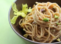 spaghetti al pesto di sedano e pistacchi