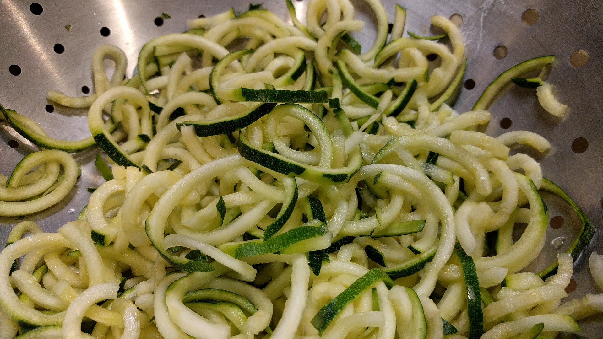 Spaghetti di zucchine con crema di avocado