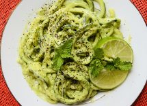 Spaghetti di zucchine con crema di avocado