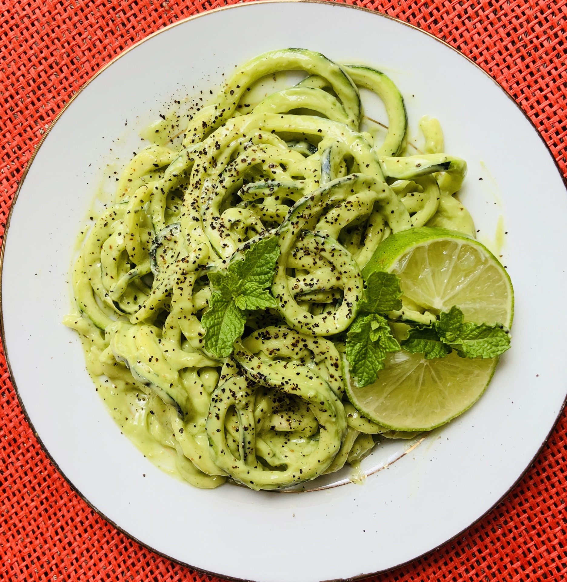 Spaghetti di zucchine con crema di avocado