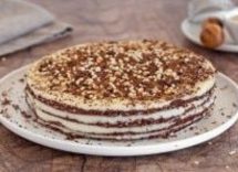 Torta a strati con datteri, cacao e crema al cocco