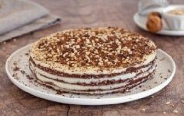 Torta a strati con datteri, cacao e crema al cocco