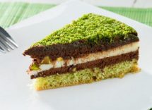 Torta a strati panna pistacchio e cioccolato