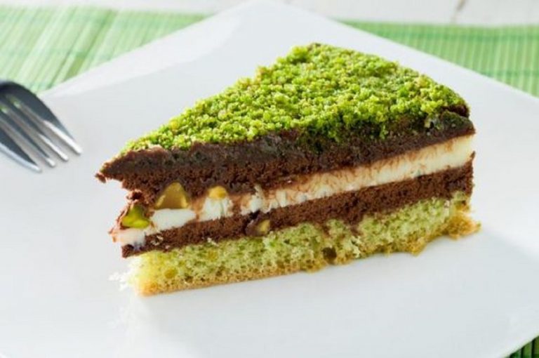 Torta a strati panna pistacchio e cioccolato