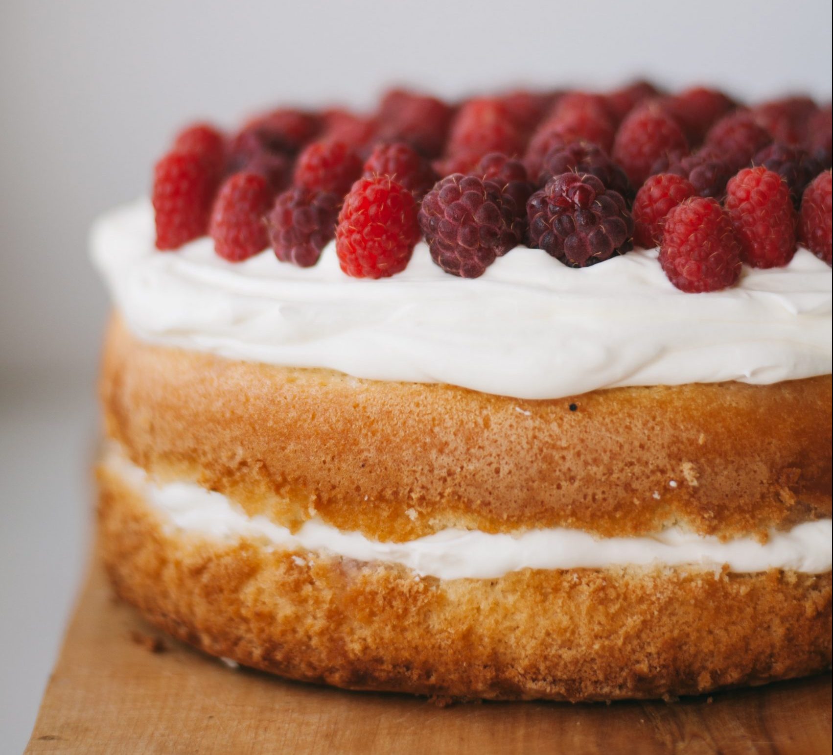 Torta con pan di spagna e yogurt