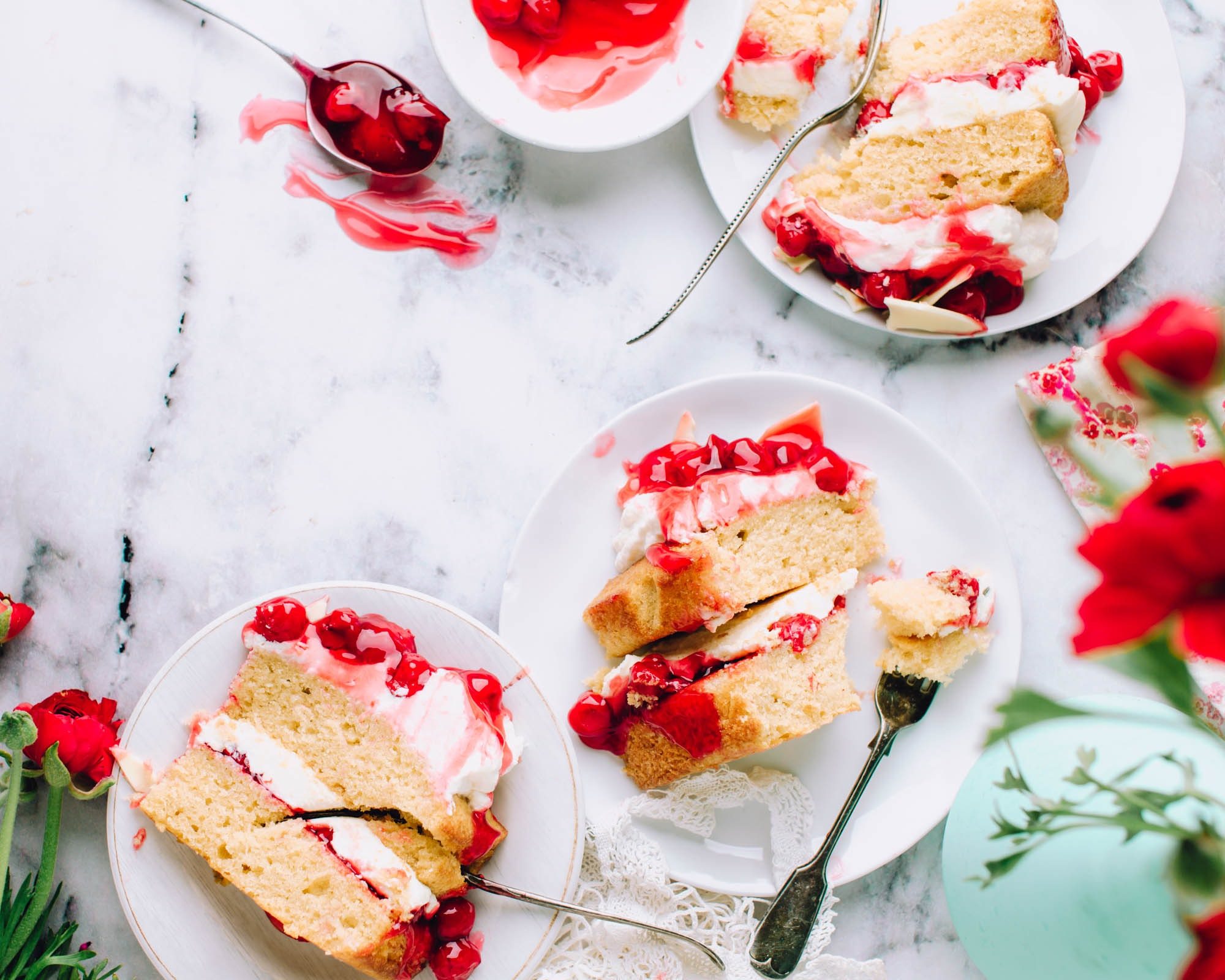 Torta con pan di spagna e yogurt