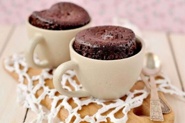 Torta in tazza senza farina e lievito al cioccolato