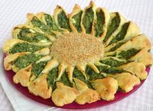 torta salata a forma di fiore con spinaci e ricotta