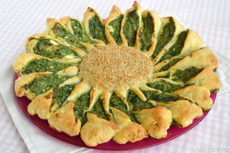 torta salata a forma di fiore con spinaci e ricotta