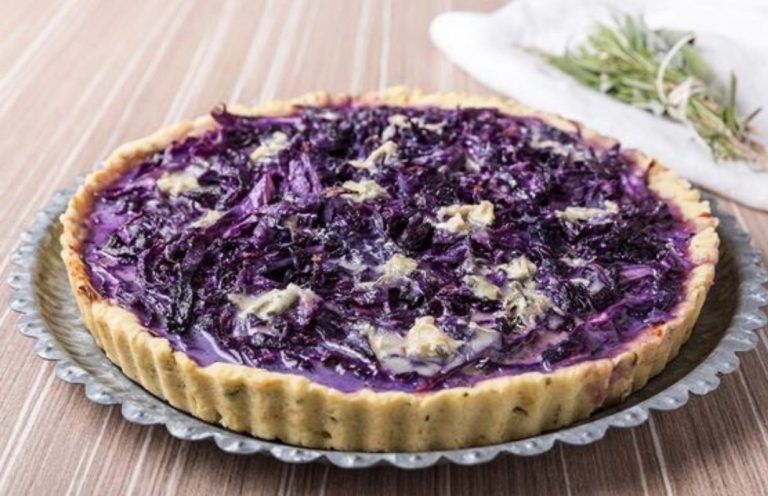 torta salata con cavolo viola