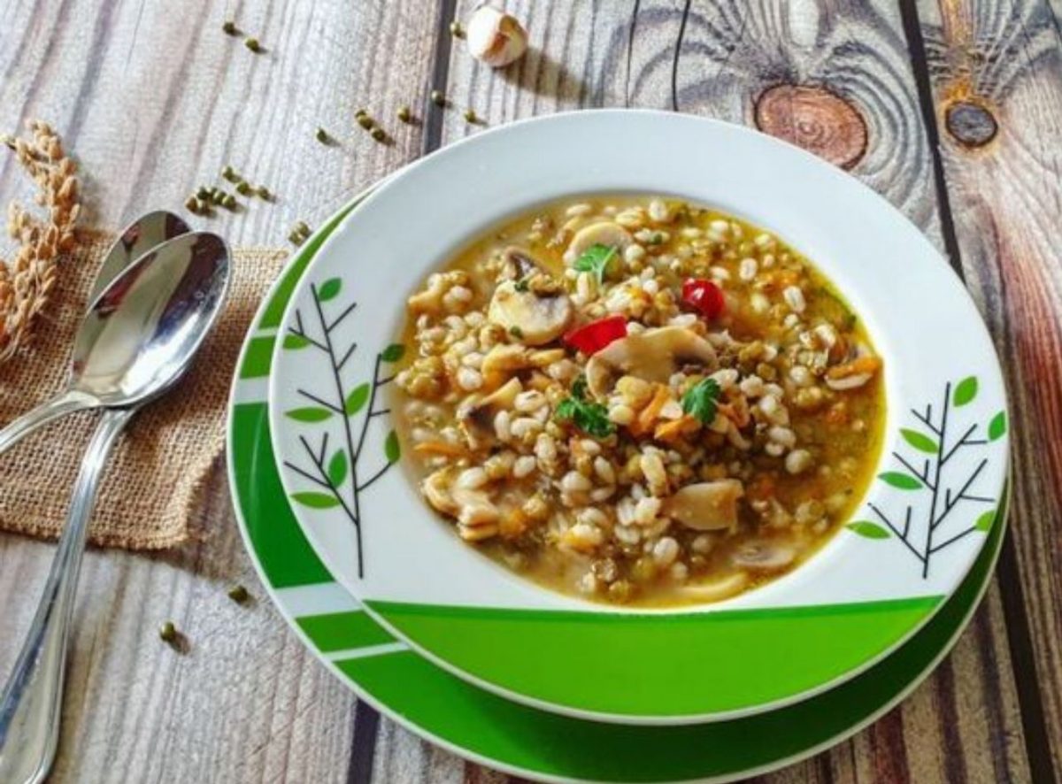 Zuppa di orzo e fagioli azuki